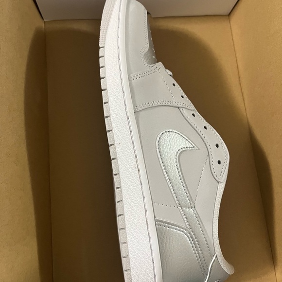 Air Jordan 1 Retro Low OG  Grey Metallic Silver - Picture 5 of 8